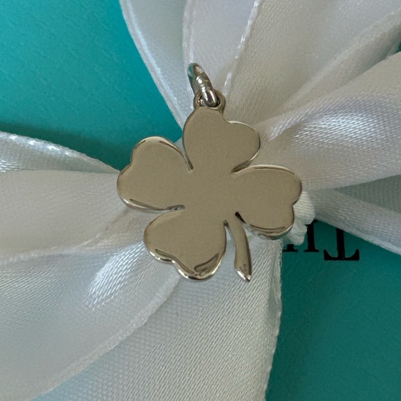 💯 authentic Tiffany and Co. Clover Leaf “GOOD LUCK” Charm! (Charm ONLY) - Picture 6 of 7